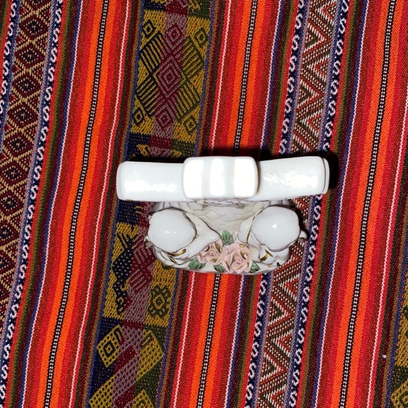 Vintage Porcelain Cross Figurine With Roses and 2 Angels - Picture 12 of 14